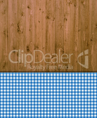 Holzhintergrund mit blau-weißem Tischdeckenmuster