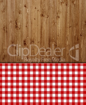 Holzhintergrund mit rot-weißem Tischdeckenmuster