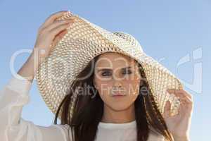 frau am strand mit hut