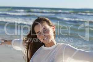 frau am strand mit hut