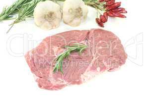 frisches rohes entrecote mit rosmarin