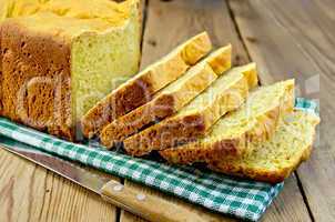 bread yellow on a green napkin