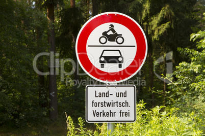 Verkehrsschild am Waldrand