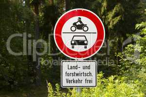 Verkehrsschild am Waldrand