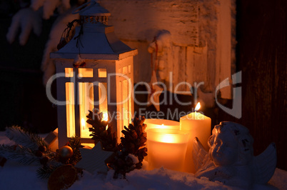Kerzen im schnee besinnliche weihnachten