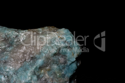 mineralien mit blauen lazulith links
