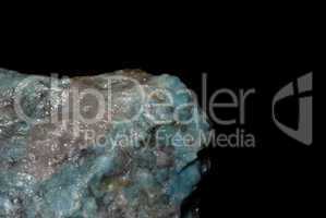 mineralien mit blauen lazulith links