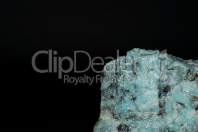 mineralien mit blauen lazulith auf schwarz detail