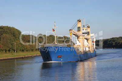 Frachter auf dem Kiel Kanal