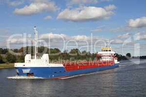 Frachter auf dem Kiel Kanal