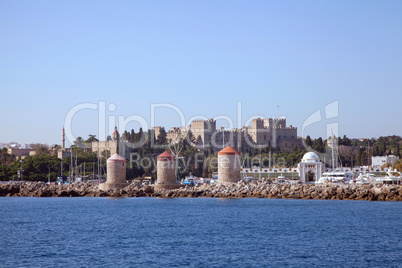 Blick über den Mandraki-Hafen auf Rhodos-Stadt