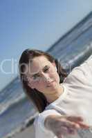 junge frau am strand