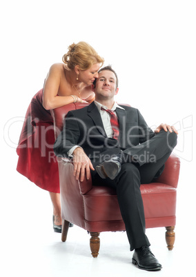 Verliebtes Paar auf Sessel