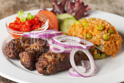 cevapcici mit reis und salat