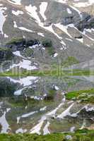 Klarer Bergsee mit Wasserspiegelung