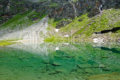 Wasserspiegelung im glasklaren Bergsee