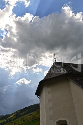 Sonnenstrahlen über Kirche