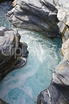 Vom Wasser ausgewaschener Felsen