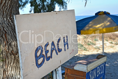 Wegweiser zum Strand mit Liegestuhlvermietung