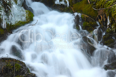 Winterlicher und idyllischer Bach