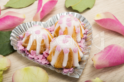 minikuchen mit streuherzen