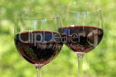 Rotwein in Gläsern