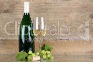 Weißwein in Weinflasche und Weinglas