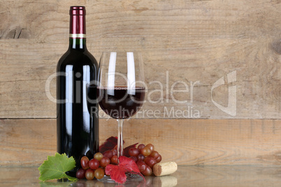Rotwein in Weinflasche und Weinglas