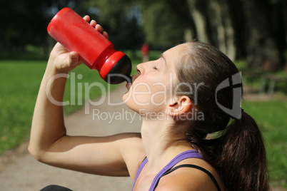 Attraktive Sportlerin trinkt Wasser beim Sport