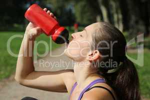 Attraktive Sportlerin trinkt Wasser beim Sport
