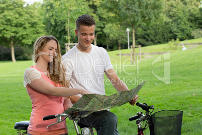 Junges Pärchen sucht den Weg während einer Radtour