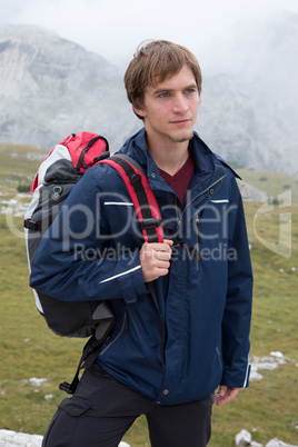 Junger Mann beim Wandern in den Bergen