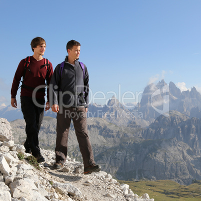 Junge Männer wandern in den Bergen