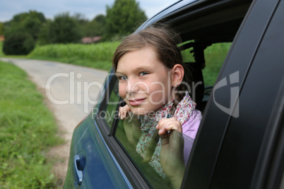 Junges Mädchen im Auto