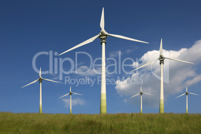 Windräder auf einer Wiese Thema Energie und Umweltschutz