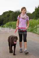 Gassi gehen mit einem Labrador Hund