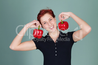 junge frau mit paprika