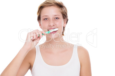 junge frau beim zähne putzen