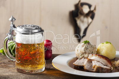 Bayerische Schweinebraten mit Bier
