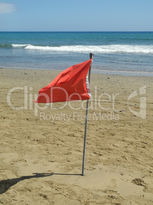 rote flagge an einem strand
