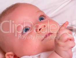 Baby und Säugling lächeln blaue Augen