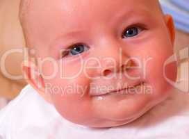 Baby und Säugling lächeln blaue Augen