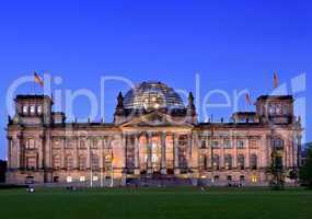 reichstag berlin zur blauen stunde