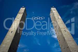 olympische ringe des olympiastadions berlin vor blauen himmel