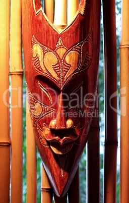 Afrikanische Maske eines Kriegers aus Holz mit Schnitzereien