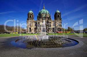 Berliner Dom mit Springbrunnen im Lustgarten nahe dem Alexanderplatz