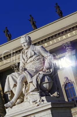 Humboldt Statue Berlin vor der Universität in Ost Berlin
