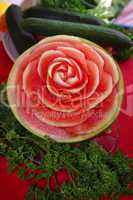 Melone Schnitzerei als Rose mit Dekoration