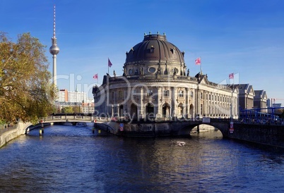Bodemuseum in Berlin auf der Museumsinsel an der Spree mit Fernsehturm