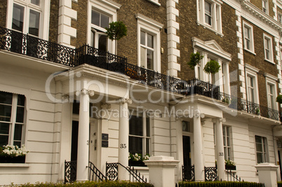 Wohnhaus, Eingang, Treppe, Reihenhaus, Fassade, Vorgarten, Zaun, Straße, England, London, Großbritanien, Verzierung, Mauerwerk, Hecke, grau, braun, weiß, typisch, historisch, Weg, Gehweg, Gehsteig, Eigentum, Immobilie,